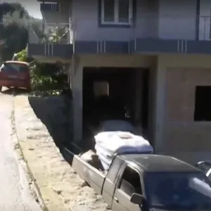 Αχαία: Ο θείος ζαλίστηκε κι  έπεσε αγκαλιά με το 4χρονο από ύψος δύο μέτρων – Σε σοκ οι γονείς του παιδιού -Βίντεο από το σημείο της τραγωδίας