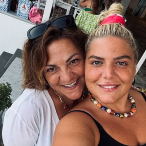 Δανάη Μπάρκα για Βίκυ Σταυροπούλου: Όταν δεν είχες χρήματα ούτε για τσιγάρα, μου έβαζες μουσική στο σπίτι για να μην ακούω τα κλάματά σου