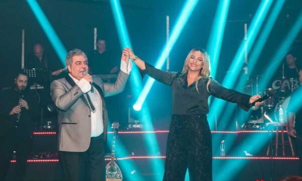 Bολάνης-Κατσίγιαννη: Sold out, ουρές κόσμου, λουλουδοπόλεμος, χαμός στην πρεμιέρα τους (εικόνες+βίντεο)
