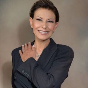 «Χορεύει το Ζεϊμπέκικο» στο νέο της videoclip η Κωνσταντίνα