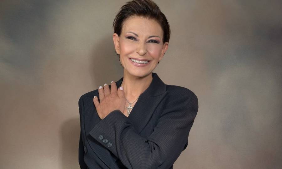 «Χορεύει το Ζεϊμπέκικο» στο νέο της videoclip η Κωνσταντίνα