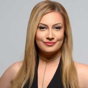 Elaina: Συγκινεί η ελληνοαμερικανίδα ερμηνεύτρια με την προσφορά της για την ανέγερση Ιερού Ναού στη Νέα Υόρκη (εικόνες)