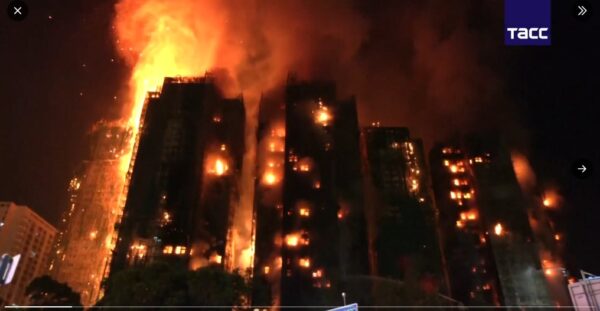 Τραγωδία στο Χονγκ Κονγκ: Στους 44 οι νεκροί, εκατοντάδες οι αγνοούμενοι από την πυρκαγιά στους ουρανοξύστες – Τρείς συλλήψεις