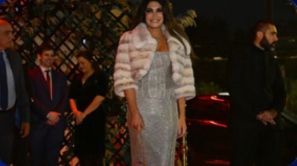 Κίμπερλι Γκίλφοϊλ: Εντυπωσιακή εμφάνιση, το μήνυμα και το συρτάκι στην εκδήλωση στον Αργυρό –Καλεσμένοι πολιτικοί και επιχειρηματίες (βίντεο)