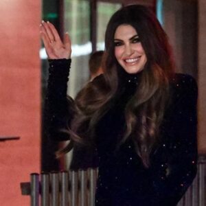 Κίμπερλι Γκίλφοϊλ: Η πρώτη εμφάνιση στη λαμπερή δεξίωση  προς τιμήν Αμερικανών πεζοναυτών (βίντεο)