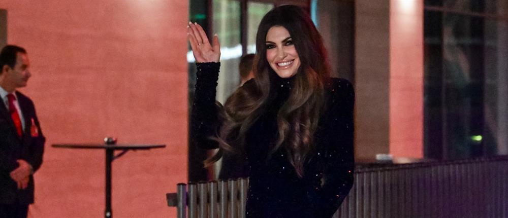 Κίμπερλι Γκίλφοϊλ: Η πρώτη εμφάνιση στη λαμπερή δεξίωση προς τιμήν Αμερικανών πεζοναυτών (βίντεο)