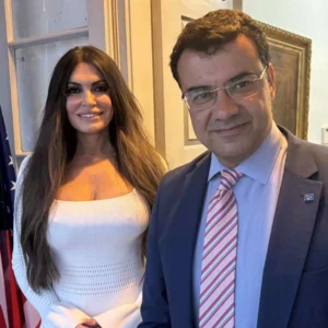 Στην Ύδρα η Κίμπερλι Γκιλφόιλ, τιμήθηκε με μετάλλιο του Δήμου – Φωτογραφίες