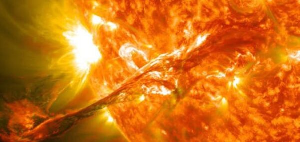 Η Γη χτυπήθηκε από τη μεγαλύτερη ηλιακή έκλαμψη του 2025 – Κίνδυνος  για παγκόσμιο μπλακ άουτ