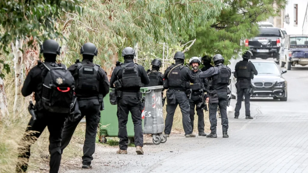 Ηράκλειο: Βεντέτα στα Βορίζια με 2 νεκρούς και τραυματίες – Ισχυρές αστυνομικές δυνάμεις στο χωριό για το φόβο νέου αιματοκυλίσματος – Κλειστά σχολεία