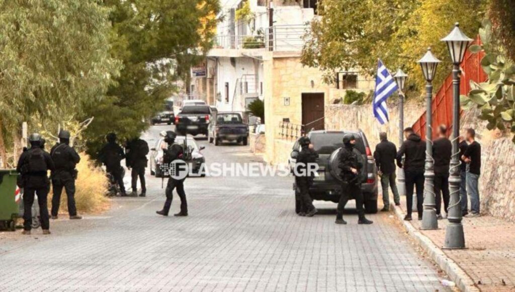 Ηράκλειο: Μακελειό στα Βορίζια με τουλάχιστον 3 νεκρούς και 15 τραυματίες – Πεδίο μάχης το χωριό, έπεσαν πάνω από 2000 σφαίρες – Αναβίωσε βεντέτα – Στο νησί ο αρχηγός της ΕΛΑΣ