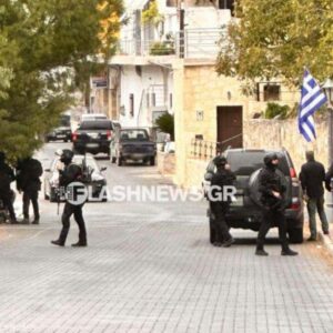 Ηράκλειο: Μακελειό στα Βορίζια με τουλάχιστον 3 νεκρούς και 15 τραυματίες – Πεδίο μάχης το χωριό, έπεσαν πάνω από 2000 σφαίρες – Αναβίωσε βεντέτα – Στο νησί ο αρχηγός της ΕΛΑΣ