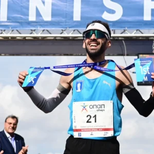 «Ήσουν πρεζάκιας και τώρα τρέχεις Μαραθώνιο» έλεγα στον εαυτό μου – Η ιστορία του Παναγιώτη Καραΐσκου από τις ουσίες στο Μαραθώνιο και στις νίκες