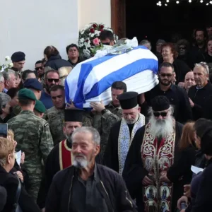 Τυμπάκι: Με λευκά τριαντάφυλλα και την ελληνική σημαία το τελευταίο αντίο στον 19χρονο Ραφαήλ – Συντριμμένοι οι γονείς του (βίντεο)