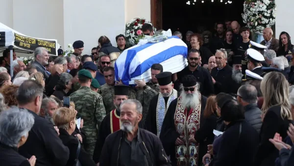 Τυμπάκι: Με λευκά τριαντάφυλλα και την ελληνική σημαία το τελευταίο αντίο στον 19χρονο Ραφαήλ – Συντριμμένοι οι γονείς του (βίντεο)