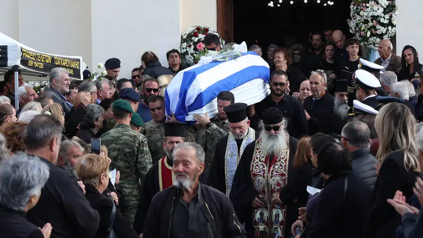 Τυμπάκι: Με λευκά τριαντάφυλλα και την ελληνική σημαία το τελευταίο αντίο στον 19χρονο Ραφαήλ – Συντριμμένοι οι γονείς του (βίντεο)