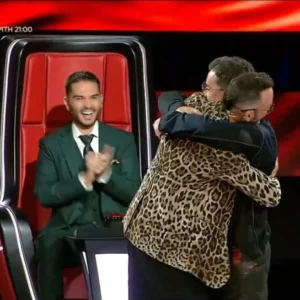 Επικό ντουέτο Μαζωνάκη – Μουζουράκη με το «Άπονη καρδιά» του Πάριου στο Voice – Δείτε το βίντεο