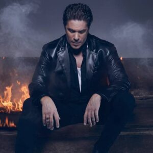 «Με λίγα λόγια» ο Νίκος Οικονομόπουλος έβγαλε το άλμπουμ της χρονιάς!