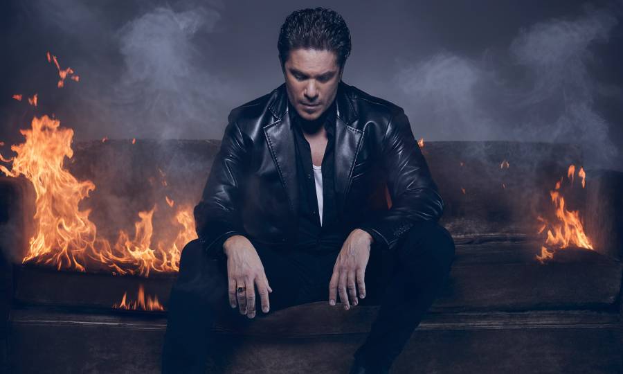 «Με λίγα λόγια» ο Νίκος Οικονομόπουλος έβγαλε το άλμπουμ της χρονιάς!