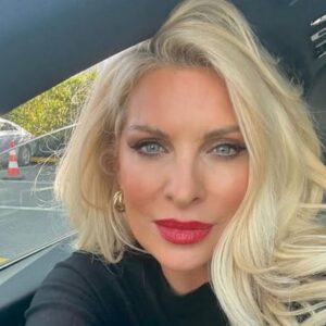 Ελένη Μενεγάκη: Ετοιμάζεται για τις γιορτές – Με κόκκινο κραγιόν και λάμψη – Φωτογραφίες