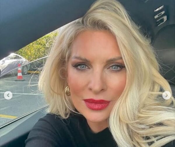 Ελένη Μενεγάκη: Ετοιμάζεται για τις γιορτές – Με κόκκινο κραγιόν και λάμψη – Φωτογραφίες