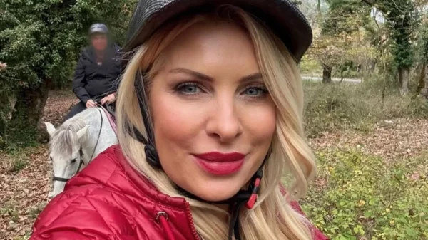 Ελένη Μενεγάκη: Οικογενειακή εκδρομή στα Ζαγοροχώρια με τον Μάκη Παντζόπουλο και την κόρη τους, Μαρίνα – Φωτογραφίες