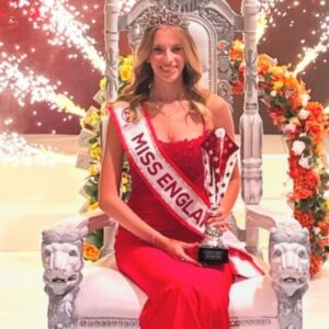 Η Grace Richardson είναι η πρώτη ανοιχτά ομοφυλόφιλη Μις Αγγλία: «Με κορόιδευαν για τα πάντα», είπε για το μπούλινγκ που έζησε