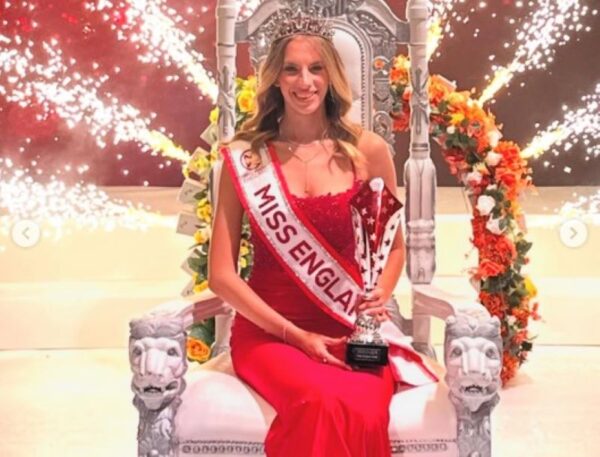 Η Grace Richardson είναι η πρώτη ανοιχτά ομοφυλόφιλη Μις Αγγλία: «Με κορόιδευαν για τα πάντα», είπε για το μπούλινγκ που έζησε