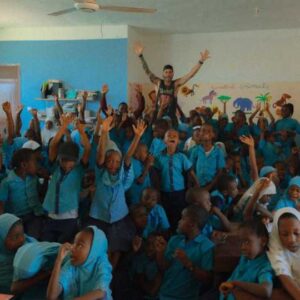 Ο Άρης Κατσιγιάννης θα διασχίσει ολόκληρη τη Ζανζιβάρη με τα πόδια για να στηρίξει τα παιδιά του σχολείου Seeds of Light