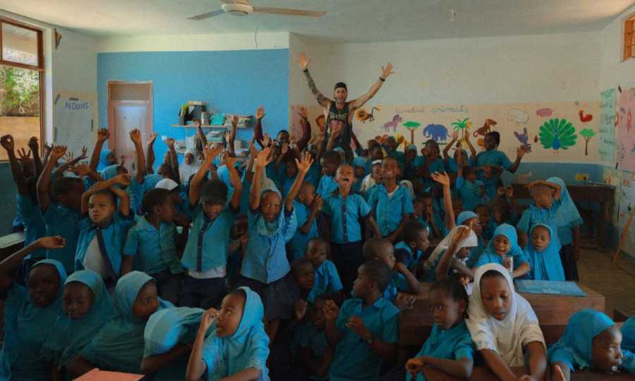 Ο Άρης Κατσιγιάννης θα διασχίσει ολόκληρη τη Ζανζιβάρη με τα πόδια για να στηρίξει τα παιδιά του σχολείου Seeds of Light