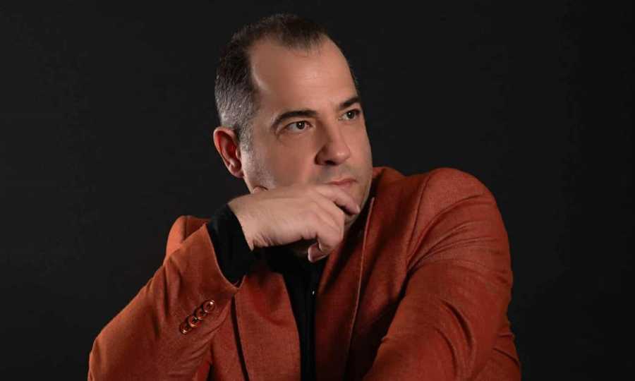 Ο Νίκος Νικολακόπουλος παρουσιάζει το πρώτο του single με τίτλο «Σε ένα τέταρτο»