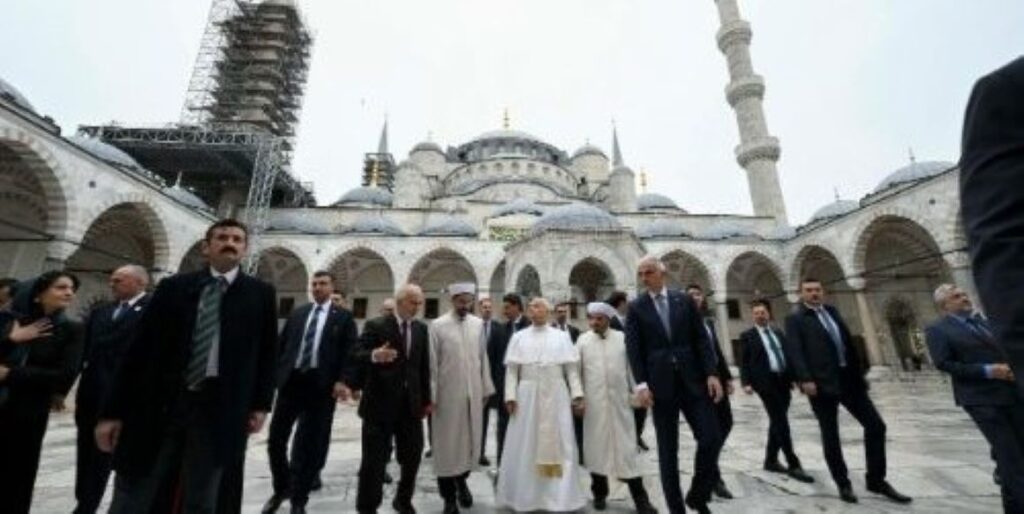 Live – Πάπας Λέων: Ιστορική επίσκεψη  στο Φανάρι – Θα υπογράψει κοινή διακήρυξη με τον Οικουμενικό Πατριάρχη – Επισκέφτηκε το Μπλέ Τζαμί