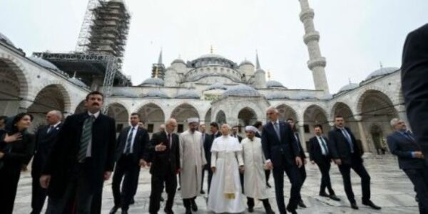 Live – Πάπας Λέων: Ιστορική επίσκεψη  στο Φανάρι – Θα υπογράψει κοινή διακήρυξη με τον Οικουμενικό Πατριάρχη – Επισκέφτηκε το Μπλέ Τζαμί