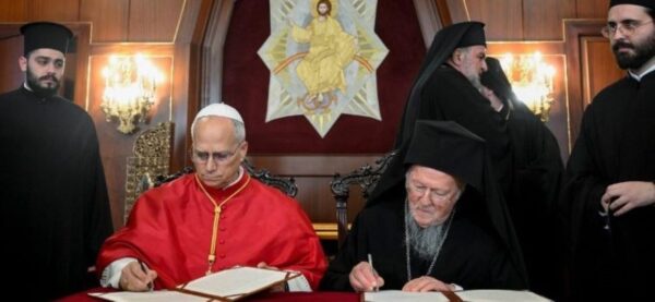 Πάπας Λεών: Ιστορική συνάντηση στο Φανάρι με τον Οικουμενικό Πατριάρχη Βαρθολομαίο – Κοινό μήνυμα για ενότητα και ειρήνη –«Απορρίπτουμε κάθε χρήση της θρησκείας και του ονόματος του Θεού για τη δικαιολόγηση της βίας» (Βίντεο)