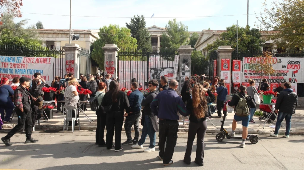 Έκλεισαν οι πύλες του Πολυτεχνείου –Πλήθος κόσμου – Στις 16:30 η πορεία στην πρεσβεία των ΗΠΑ – Κυκλοφοριακές ρυθμίσεις στην Αθήνα, κλειστοί σταθμοί του Μετρό