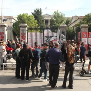 Έκλεισαν οι πύλες του Πολυτεχνείου –Πλήθος κόσμου – Στις 16:30 η πορεία στην πρεσβεία των ΗΠΑ – Κυκλοφοριακές ρυθμίσεις στην Αθήνα, κλειστοί σταθμοί του Μετρό