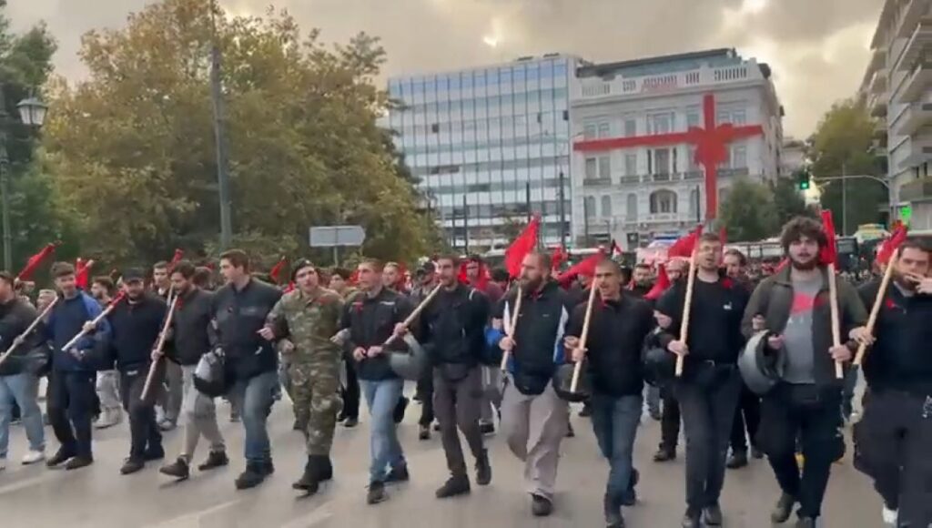 Σε εξέλιξη η μεγάλη πορεία για το Πολυτεχνείο, 11 συλλήψεις και 43 προσαγωγές – Στην Αμερικανική Πρεσβεία η αιματοβαμμένη σημαία (βίντεο)