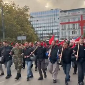 Σε εξέλιξη η μεγάλη πορεία για το Πολυτεχνείο, 11 συλλήψεις και 43 προσαγωγές – Στην Αμερικανική Πρεσβεία η αιματοβαμμένη σημαία (βίντεο)