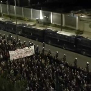 Επέτειος Πολυτεχνείου: Περίπου 15.000 διαδηλωτές έξω από την αμερικανική πρεσβεία (βίντεο)