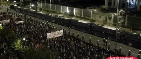 Επέτειος Πολυτεχνείου: Περίπου 15.000 διαδηλωτές έξω από την αμερικανική πρεσβεία (βίντεο)