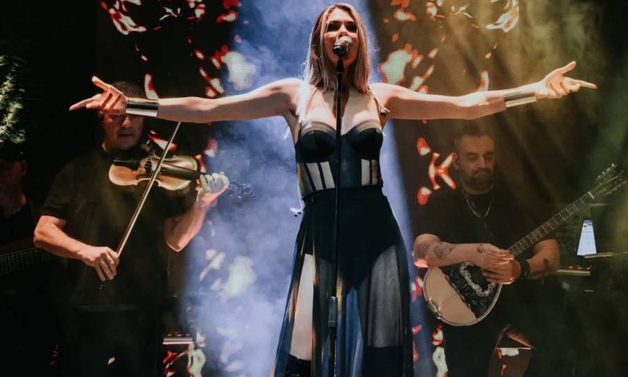 Ρενέ Αγέρη: Διασκέδασε στον Σαντικάι και προκάλεσε ντελίριο onstage με τις μαντινάδες της και όχι μόνο (βίντεο)