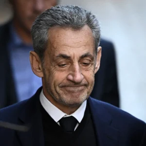 Νικολά Σαρκοζί: Αποφυλακίζεται σήμερα με απόφαση του Εφετείου – Θα φορά βραχιολάκι