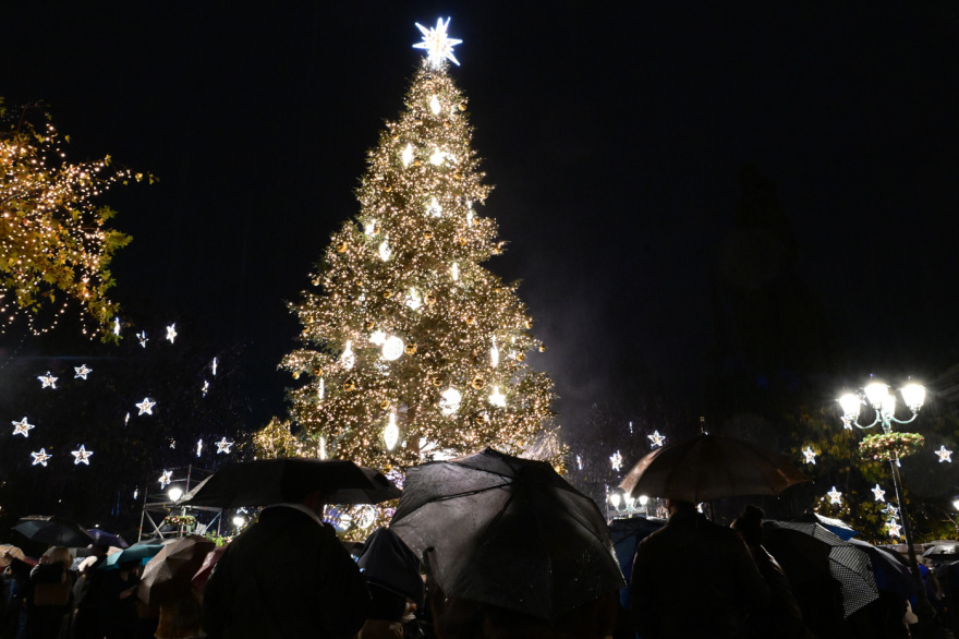 Γιορτινή Αθήνα: Φωταγωγήθηκε το χριστουγεννιάτικο δέντρο στο Σύνταγμα
