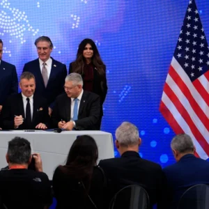 ExxonMobil, Energean και Helleniq Energy  υπέγραψαν συμφωνία για γεώτρηση υδρογονανθράκων στο Ιόνιο – Δυνητικό κοίτασμα ακόμη και 200 δισ. κυβικών μέτρων (bcm) φυσικού αερίου