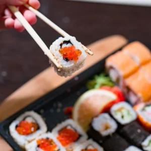 Θεσσαλονίκη: Νεαρός δηλητηριάστηκε από σούσι – Μολύνθηκε από το παράσιτο «ανισάκις» – Εντοπίζεται σε ωμά ψάρια