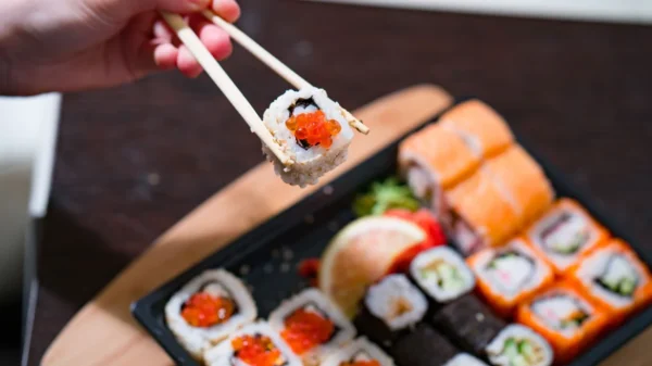 Θεσσαλονίκη: Νεαρός δηλητηριάστηκε από σούσι – Μολύνθηκε από το παράσιτο «ανισάκις» – Εντοπίζεται σε ωμά ψάρια