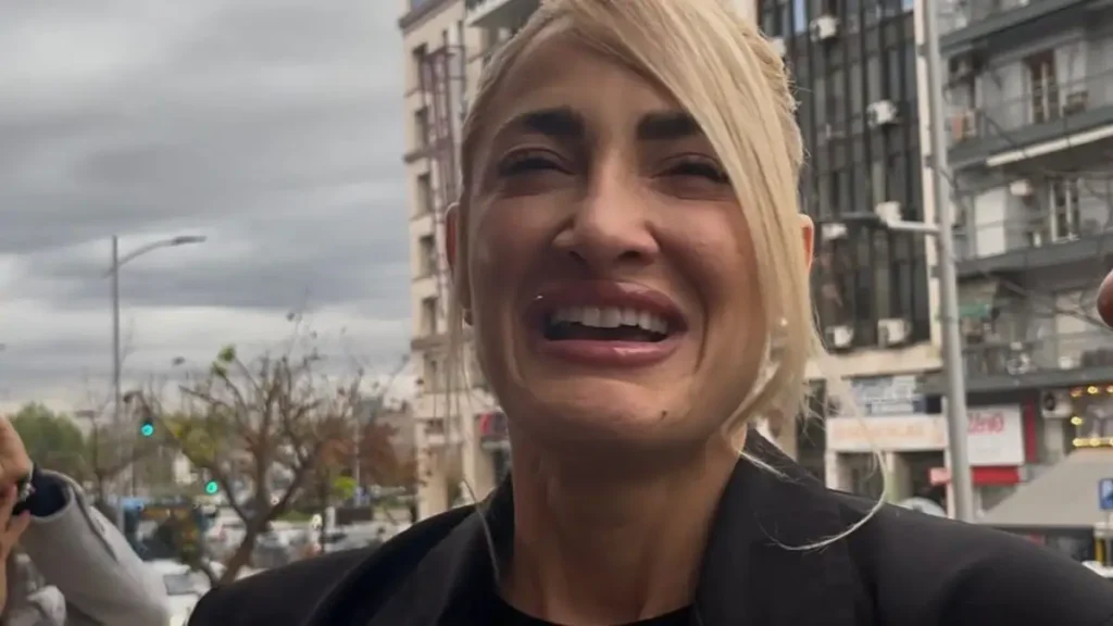 Ιωάννα Τούνη: Στο δικαστήριο για το revenge porn βίντεο – «Αν εγώ δεν έχω δικαιωθεί 8 χρόνια, φανταστείτε τι ζουν άλλες κοπέλες», είπε κλαίγοντας (βίντεο)