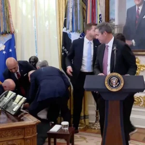 Κατέρρευσε σε live μετάδοση δίπλα στον Τραμπ ηγετικό στέλεχος της Novo Nordisk στη διάρκεια εκδήλωσης στο Οβάλ Γραφείο – Δείτε βίντεο