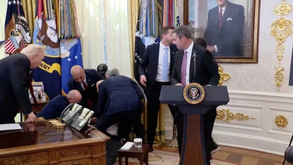 Κατέρρευσε σε live μετάδοση δίπλα στον Τραμπ ηγετικό στέλεχος της Novo Nordisk στη διάρκεια εκδήλωσης στο Οβάλ Γραφείο – Δείτε βίντεο