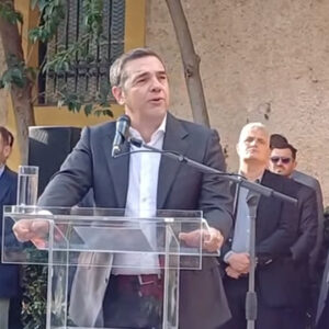 Συγκίνηση στην πολιτική κηδεία του Αλέκου Φλαμπουράρη – Λύγισε ο Αλέξης Τσίπρας: «Σε ευχαριστώ για όσα μας έδωσες. Ως σύντροφος, ως φίλος, ως παππούς των παιδιών μας” (βίντεο)