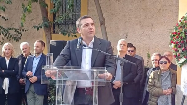 Συγκίνηση στην πολιτική κηδεία του Αλέκου Φλαμπουράρη – Λύγισε ο Αλέξης Τσίπρας: «Σε ευχαριστώ για όσα μας έδωσες. Ως σύντροφος, ως φίλος, ως παππούς των παιδιών μας” (βίντεο)